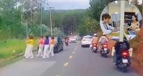 Hình thức xử phạt nhóm người phụ nữ 'bất chấp' dừng xe giữa đường để nhảy múa